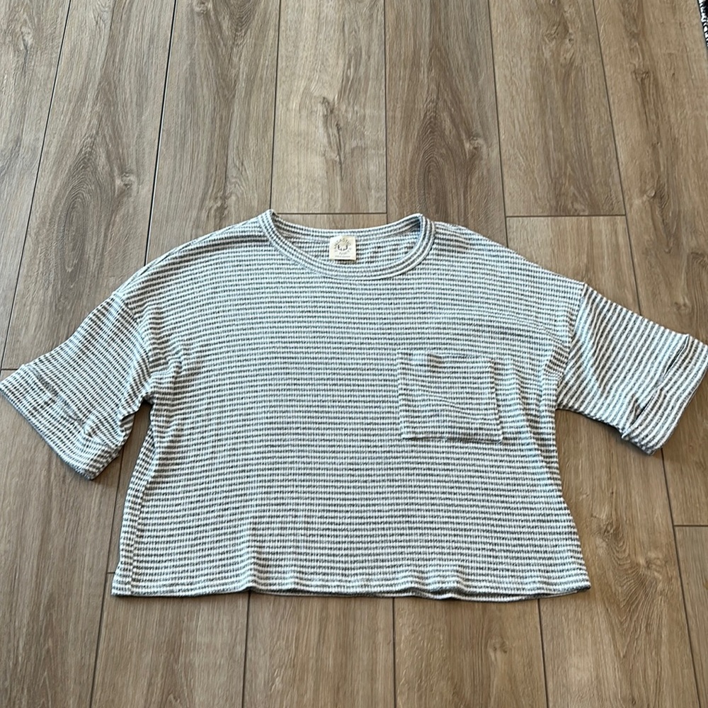 Women’s Fantastic Fawn Cropped White&Grey soft stripped shirt. EUC